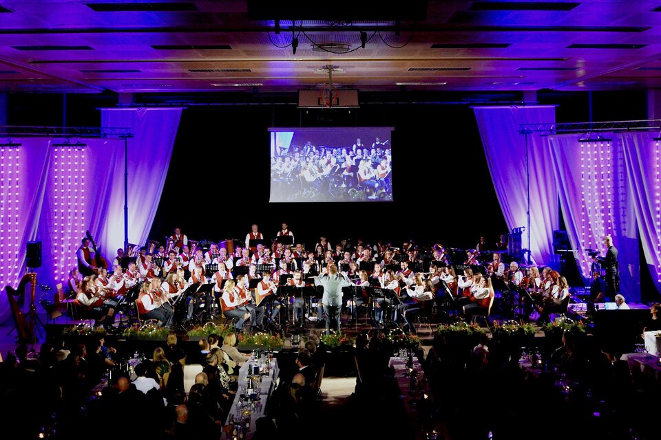 Die Stadtkapelle Fehring lädt zu ihrem traditionellen Wunschkonzert ein und präsentiert ein abwechslungsreiches Programm für Musikliebhaberinnen und Musikliebhaber jeden Alters. Freuen Sie sich auf einen Konzertabend, bei dem mitreißende Blasmusik, moderne Arrangements und bekannte Melodien zu einem stimmungsvollen Klangerlebnis verschmelzen.

 | © Stadtkapelle Fehring