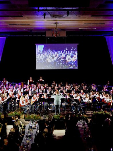 Die Stadtkapelle Fehring lädt zu ihrem traditionellen Wunschkonzert ein und präsentiert ein abwechslungsreiches Programm für Musikliebhaberinnen und Musikliebhaber jeden Alters. Freuen Sie sich auf einen Konzertabend, bei dem mitreißende Blasmusik, moderne Arrangements und bekannte Melodien zu einem stimmungsvollen Klangerlebnis verschmelzen.

 | © Stadtkapelle Fehring