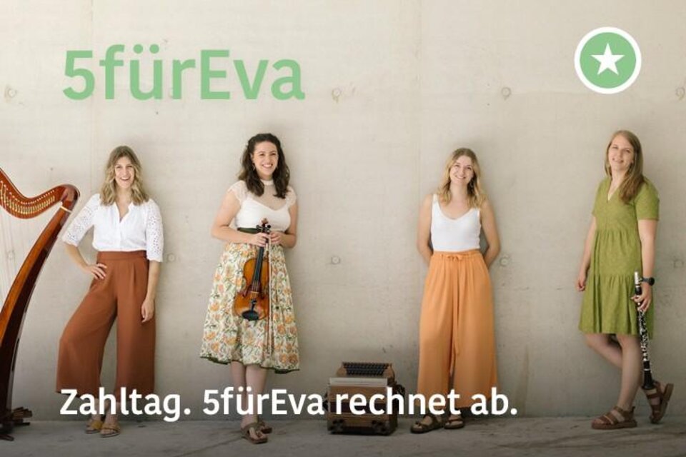 Rote Kinositze in einem schlichten Muster. Sitze sind ordentlich in Reihen angeordnet. | © 5fürEva