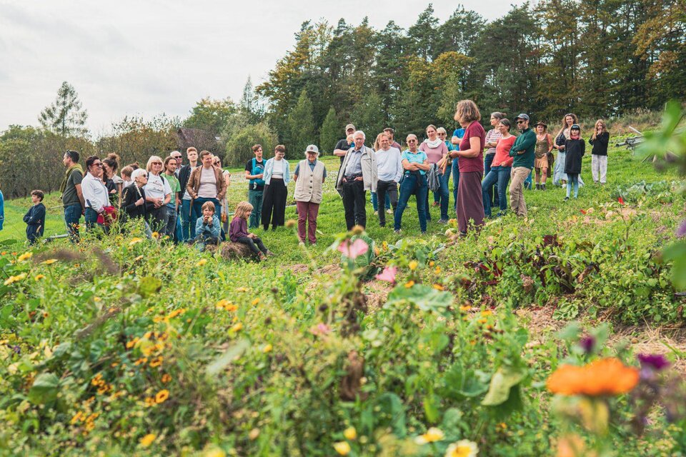 Besuchergruppe bei einer Führung durch die Gemüse- und Blumenfelder am Jaklhof. | © Jaklhof