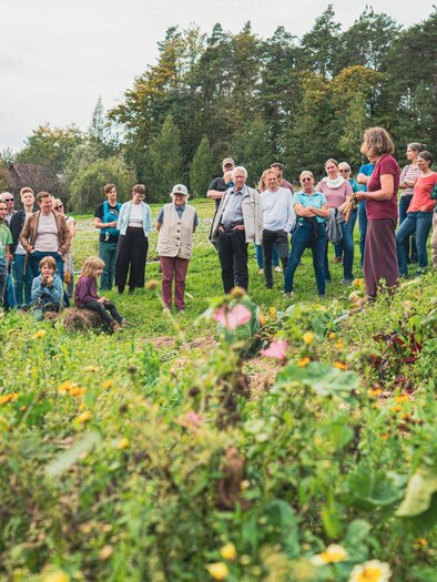 Visitor group on a tour through the vegetable and flower fields at Jaklhof. | © Jaklhof