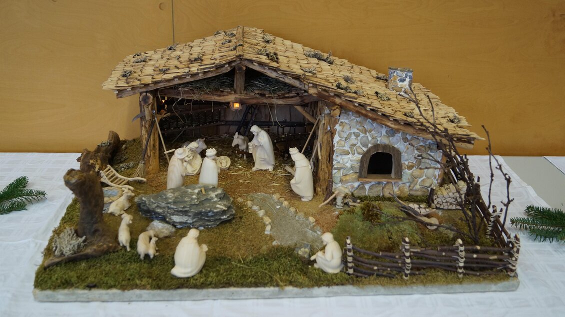 Eine detaillierte Krippe mit einem Stall, Figuren und Tieren ist abgebildet. Die Szene zeigt eine ländliche Weihnachtsdarstellung. | © Tourismusverband Oststeiermark