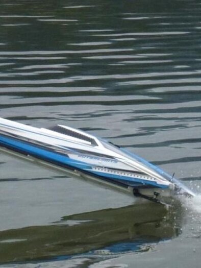 Ein schnelles Boot, das über das Wasser gleitet. Spritzwasser entsteht hinter dem Boot. | © Paul Pinter