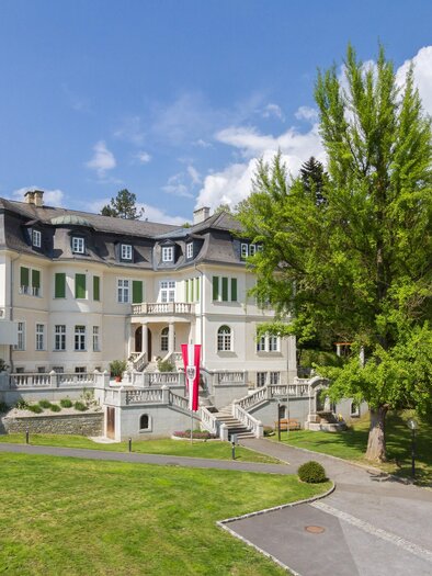 Ein Ort, der Geschichte atmet und Zukunft gestaltet.

Eingebettet in sanftes Grün erhebt sich das Schulgebäude der Fachschule Hatzendorf – stilvoll, ruhig und voller Ausstrahlung. Die klare Architektur, die offenen Fenster, das lebendige Umfeld: Hier entsteht ein Raum, in dem Lernen mehr ist als Wissen – hier wächst Persönlichkeit.

In der Erlebnisregion Thermen- & Vulkanland im Südosten der Steiermark verbinden sich Tradition und Moderne auf besondere Weise. Zwischen Natur, Handwerk und Gemeinschaft entfaltet sich ein Bildungsort, der inspiriert und begleitet.

Ein Haus voller Möglichkeiten.
Ein Platz, an dem Wege beginnen.

 | © LFS Hatzendorf
