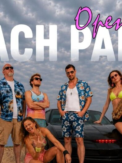 <p>Die Band 7 for 80s stehen vor einem Auto und posieren fröhlich mit Musikinstrumenten. Darüber steht der Titel der Veranstaltung "Open Air Beach Party".</p> | © Inez Grieshofer