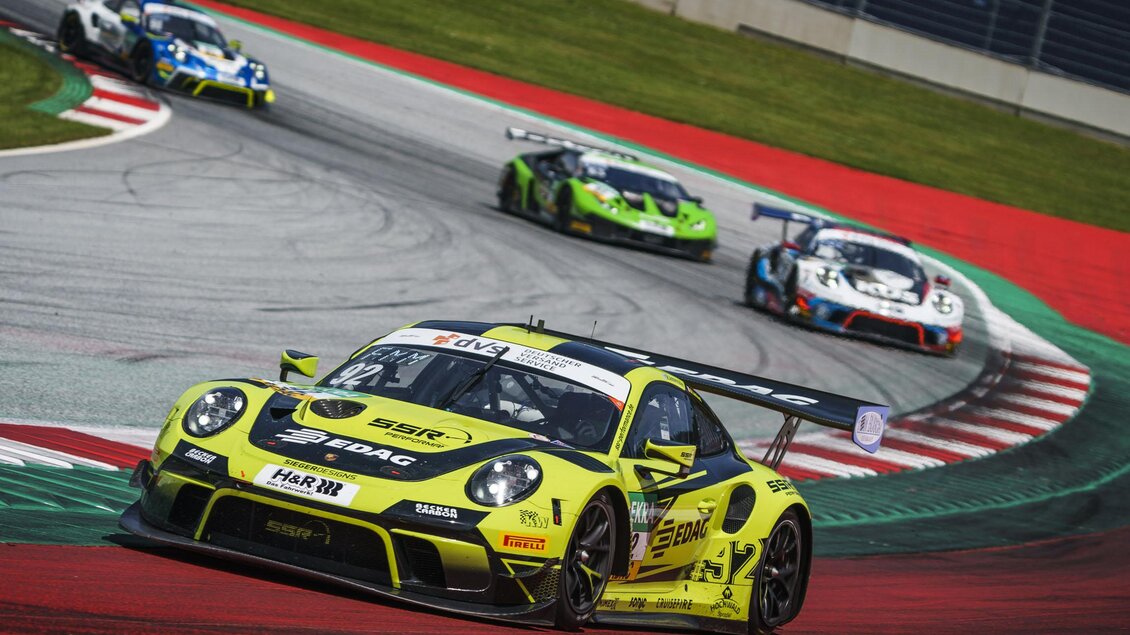 Ein Rennwagen in leuchtendem Gelb fährt auf einer Rennstrecke. Im Hintergrund sind weitere Autos im Rennen zu sehen. | © Red Bull Ring Content Pool