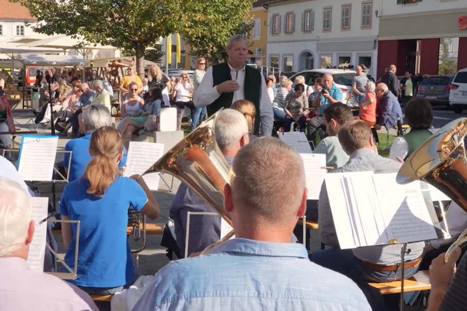 **Böhmischer Herbst** lädt zu einem musikalischen Nachmittag voller Tradition und Geselligkeit ein. Freuen Sie sich auf schwungvolle Blasmusik, böhmische Klassiker und ein abwechslungsreiches Konzertprogramm in gemütlicher Atmosphäre. Dazu erwarten Sie regionale Schmankerl und erfrischende Getränke – die perfekte Gelegenheit, gemeinsam den Herbst im Thermen- & Vulkanland zu genießen. Ein stimmungsvolles Fest für Musikliebhaber, Familien und alle Freunde der böhmischen Blasmusik bei Most&Genuss Glanz-Pöltl in Fehring. | © Privat_Böhmischer Herbst