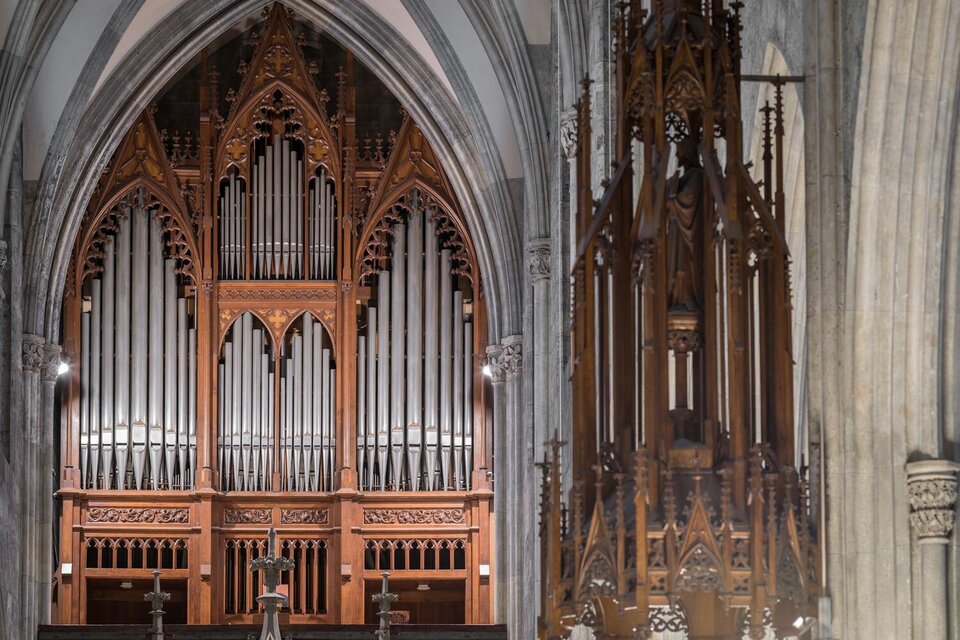 Eine prächtige Orgel aus Holz in einer gotischen Kirche. Die hohen Bögen und die kunstvollen Details schaffen eine beeindruckende Atmosphäre. | © Stefan Leitner