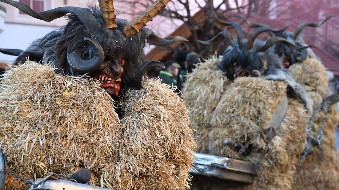 zu sehen sind Perchten vor einer Häuserzeile. | © Pixabay