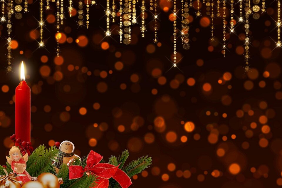 Ein festliches Arrangement mit einer roten Kerze und Weihnachtsdekoration. Im Hintergrund leuchten goldene Lichter auf einem dunklen Untergrund. | © Pixybay