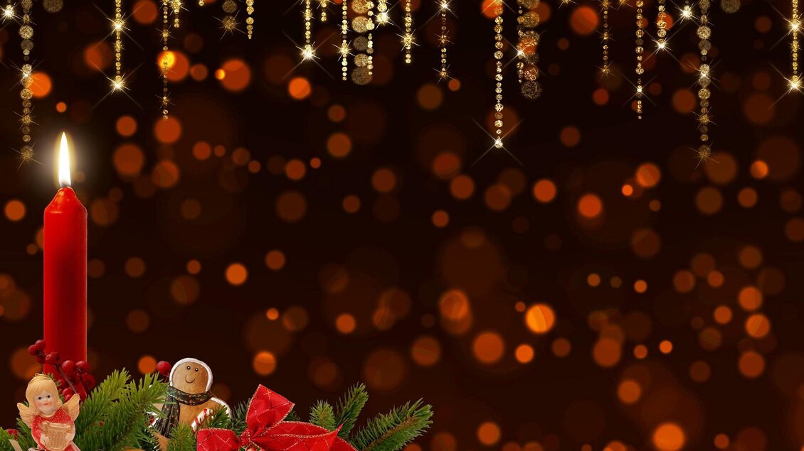 Ein festliches Arrangement mit einer roten Kerze und Weihnachtsdekoration. Im Hintergrund leuchten goldene Lichter auf einem dunklen Untergrund. | © Pixybay