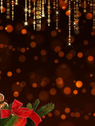 Ein festliches Arrangement mit einer roten Kerze und Weihnachtsdekoration. Im Hintergrund leuchten goldene Lichter auf einem dunklen Untergrund. | © Pixybay