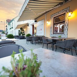 Eine einladende Terrasse eines Cafés mit modernen Möbeln. Die Atmosphäre ist gemütlich und perfekt für einen entspannten Aufenthalt. | © Tourismusverband Oststeiermark