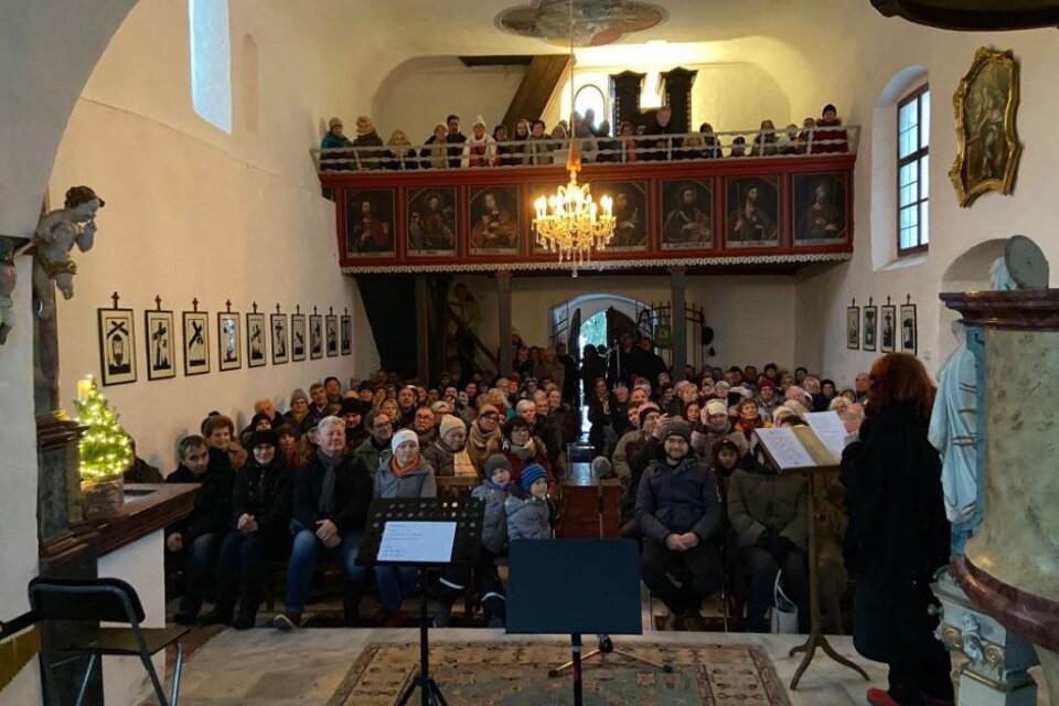 Benefizkonzert in der Michaelskapelle in Übelbach, die historische Kapelle ist mit Zuhörer gefüllt und erstrahlt in weihnachtlichen Glanz.   | © Harmonika Verein Übelbach