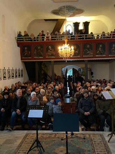 Benefizkonzert in der Michaelskapelle in Übelbach, die historische Kapelle ist mit Zuhörer gefüllt und erstrahlt in weihnachtlichen Glanz.   | © Harmonika Verein Übelbach