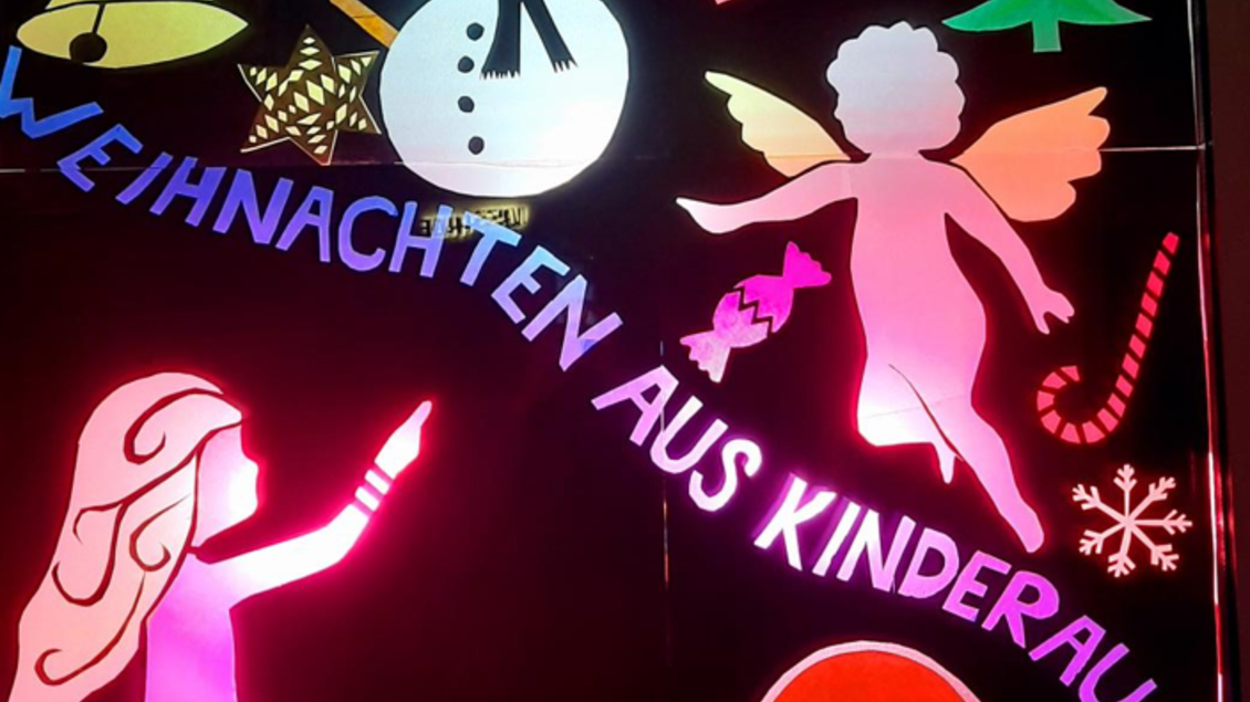 Bunte Weihnachtsdekoration mit einem Schneemann, Geschenken und festlichen Symbolen. Der Text „Weihnachten aus Kinderaugen“ wird in leuchtenden Farben präsentiert.