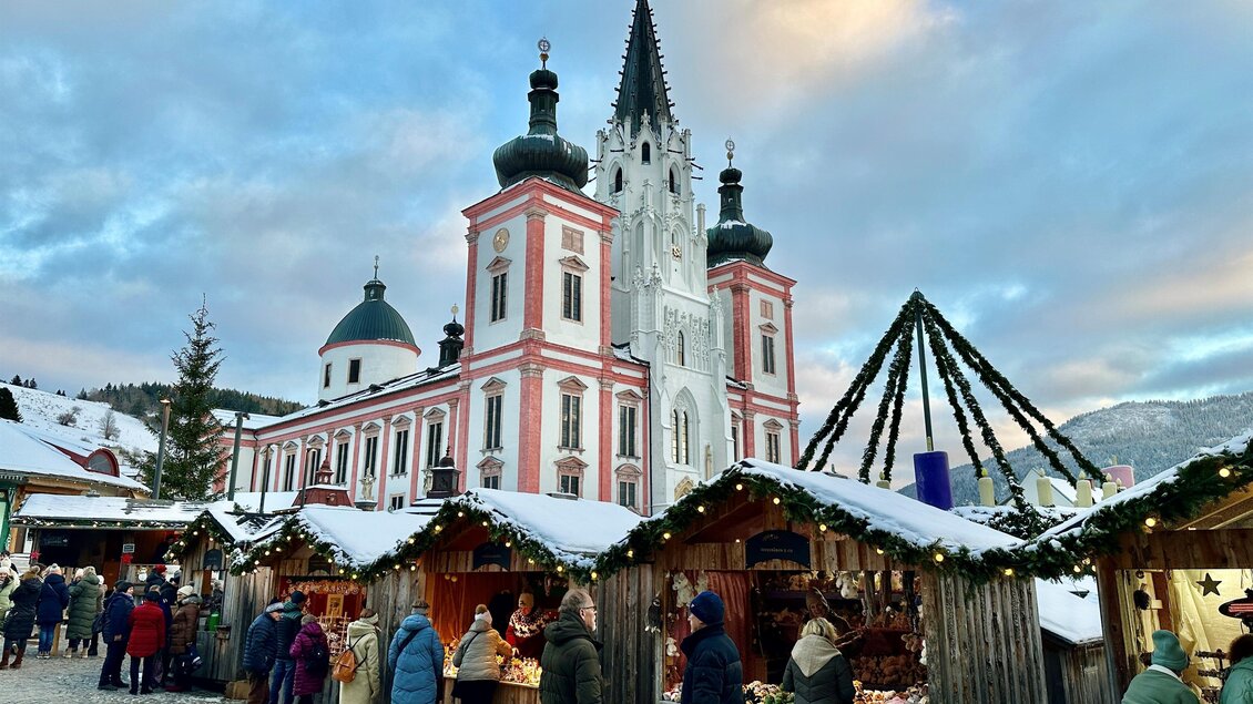 Basilika und Adventmarkt | © Anna-Lena König