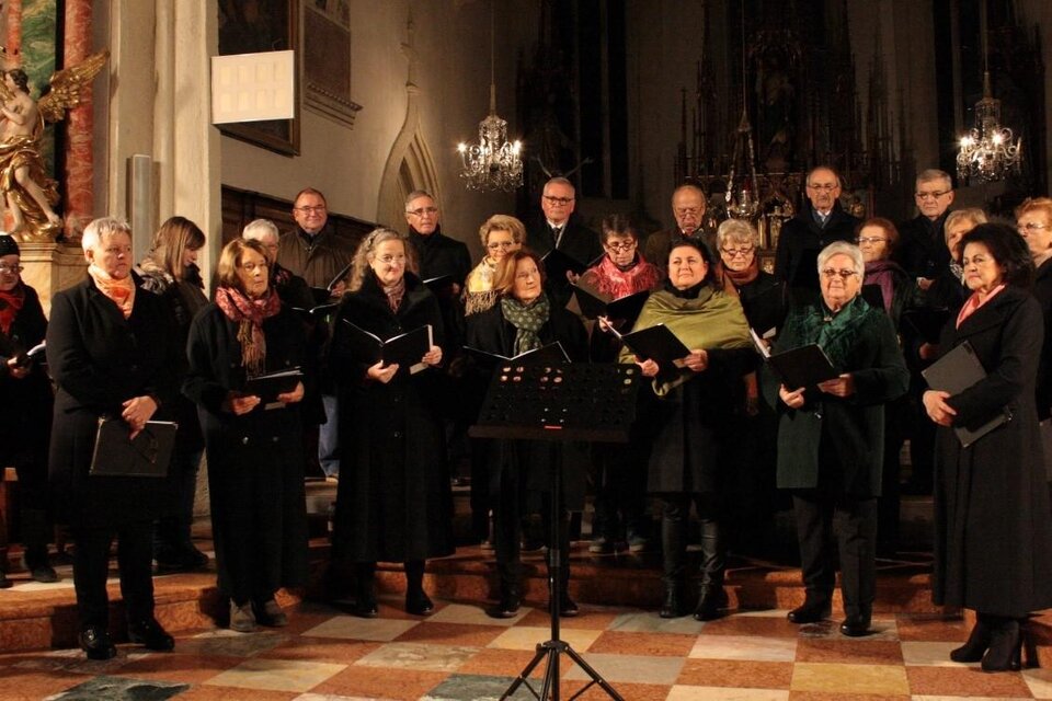 Ein Chor tritt in einer Kirche auf. Die Sängerinnen und Sänger stehen in formeller Kleidung und halten Notenblätter. | © Gesangverein Bad Radkersburg