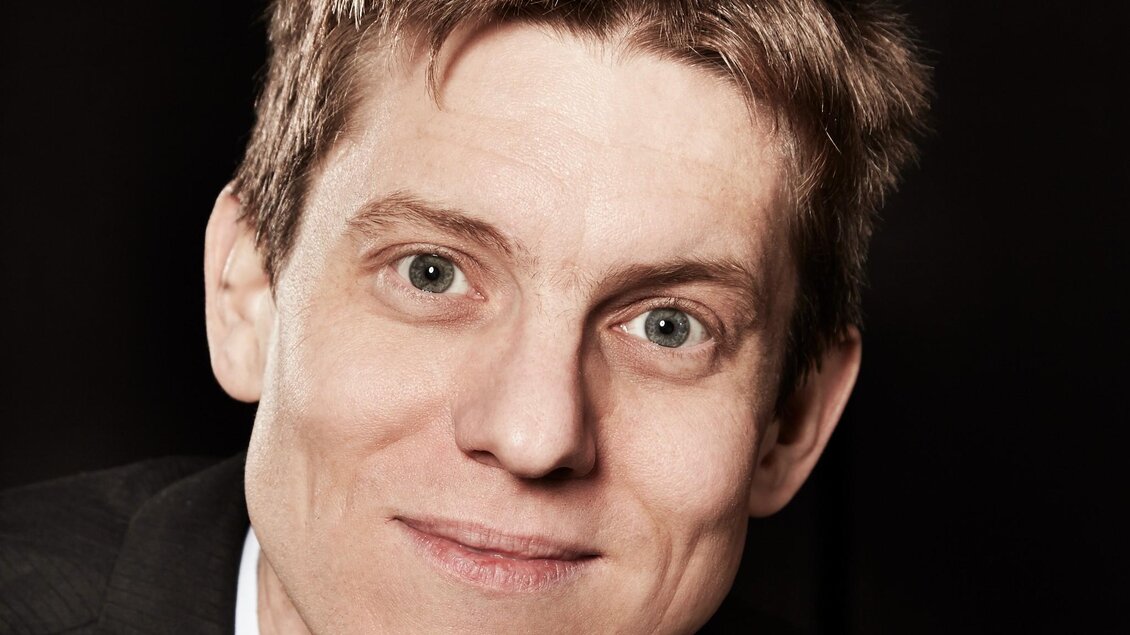 Porträtaufnahme von Matthias Unterkofler, mit einem dunklen Hintergrund.  | © Theater & Kultur Premstätten