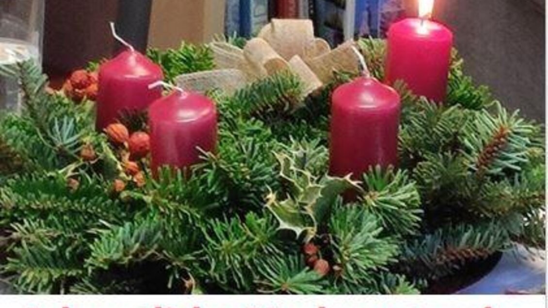 Ein Adventskranz mit vier roten Kerzen und grünem Tannenzweigen. Im Hintergrund sind Bücher sichtbar. | © Bücherei Stubenberg
