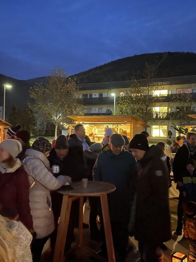 Besucher an beleuchteten Adventständen am Dorfplatz Stattegg bei Einbruch der Dunkelheit. | © Gemeinde Stattegg