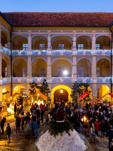 Kleine Holzhütten im Innenhof des Schloss Piber zum Verkauf von Kunsthandwerk und Kulinarik, bei vorweihnachtlicher Stimmung. | © Harry Schiffer