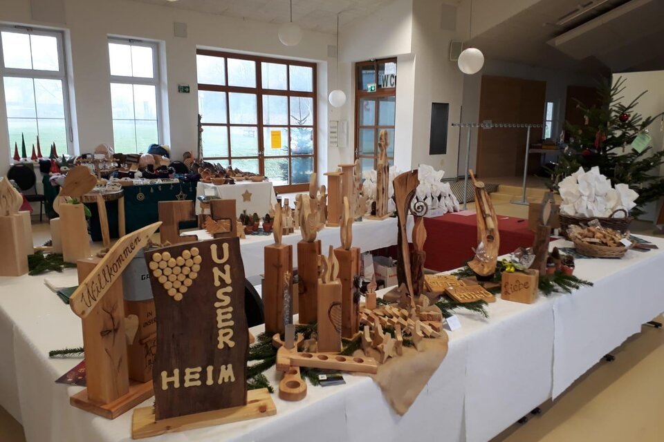 Adventmarkt in Frutten-Gießelsdorf mit handgefertigten Holzarbeiten, regionalem Kunsthandwerk und liebevoll dekorierten Marktständen – besinnliche Vorweihnachtsstimmung, traditionelles Brauchtum und regionaler Genuss in der Erlebnisregion Thermen- & Vulkanland. | © Sabine Weiß