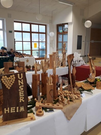 Advent market in Frutten-Gießelsdorf with handcrafted wooden works, regional handicrafts, and lovingly decorated market stalls – reflective pre-Christmas atmosphere, traditional customs, and regional delights in the experience region of Thermal & Volcanic Land. | © Sabine Weiß