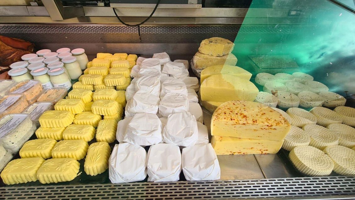 Eine Auswahl an verschiedenen Käsesorten und Frischkäse in einer Verkaufstheke. Die Produkte sind sortiert und gut sichtbar präsentiert. | © Winfried Büttner