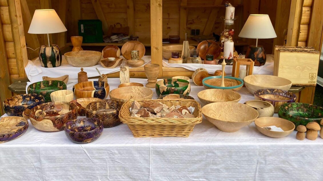 Eine Auswahl an handgefertigten Holzschalen und -gefäßen auf einem Tisch. Die verschiedenen Formen und Farben zeigen die Vielfalt der Holzarbeit. | © Kurt Merkinger