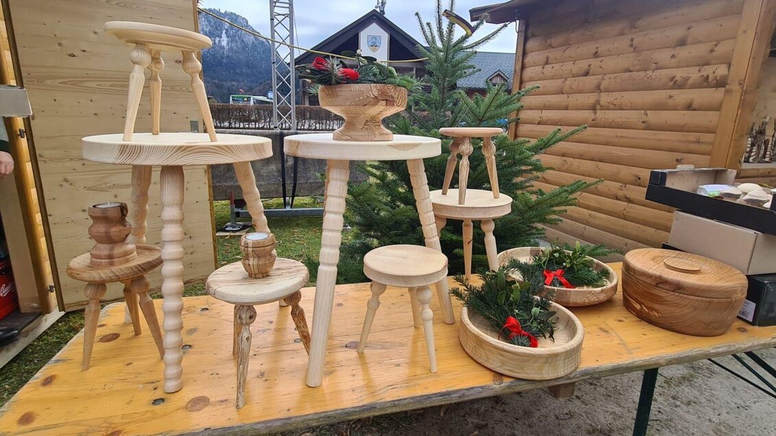 Holztische und -schalen auf einem Tisch im Freien. Die Möbelstücke sind handgefertigt und haben eine natürliche Ästhetik. | © Winfried Büttner