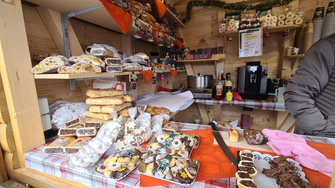 Ein Verkaufsstand mit verschiedenen sortierten Gebäckstücken. Auf dem Tisch sind viele süße Leckereien und Snacks aufgestellt. | © Winfried Büttner