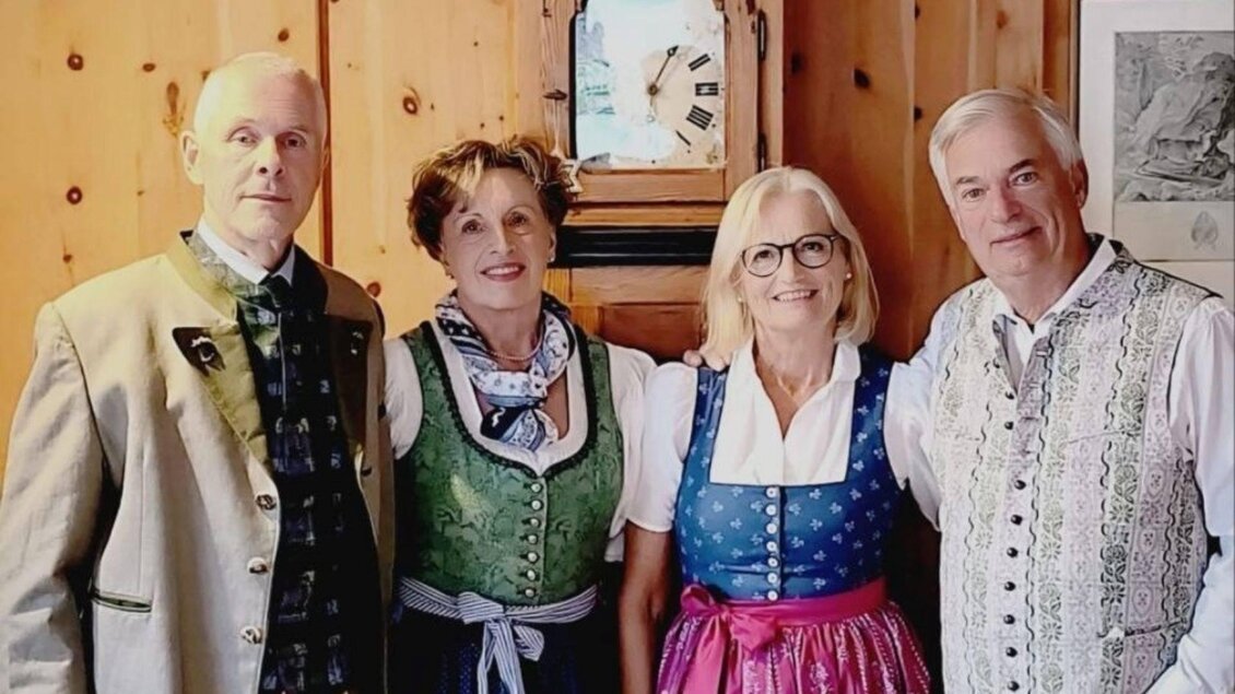 <p><p>Der St. Johanner Viergesang in ihrer traditioneller Tracht steht lächelnd in einem Raum mit Holzvertäfelung. Im Hintergrund ist eine alte Uhr zu sehen.</p></p> | © St. Johanner Viergesang