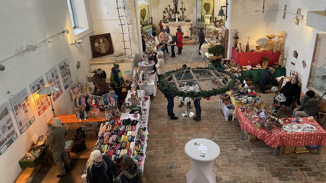 Adventmarkt in der Kirche | © Arnold Korner