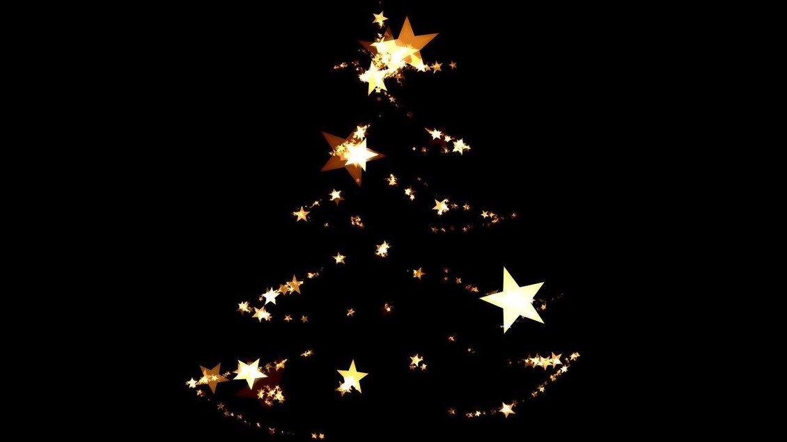 Ein festlich dekorierter Weihnachtsbaum mit leuchtenden Sternen. Der Hintergrund ist schwarz, was die Lichter noch mehr zur Geltung bringt. | © Pixabay
