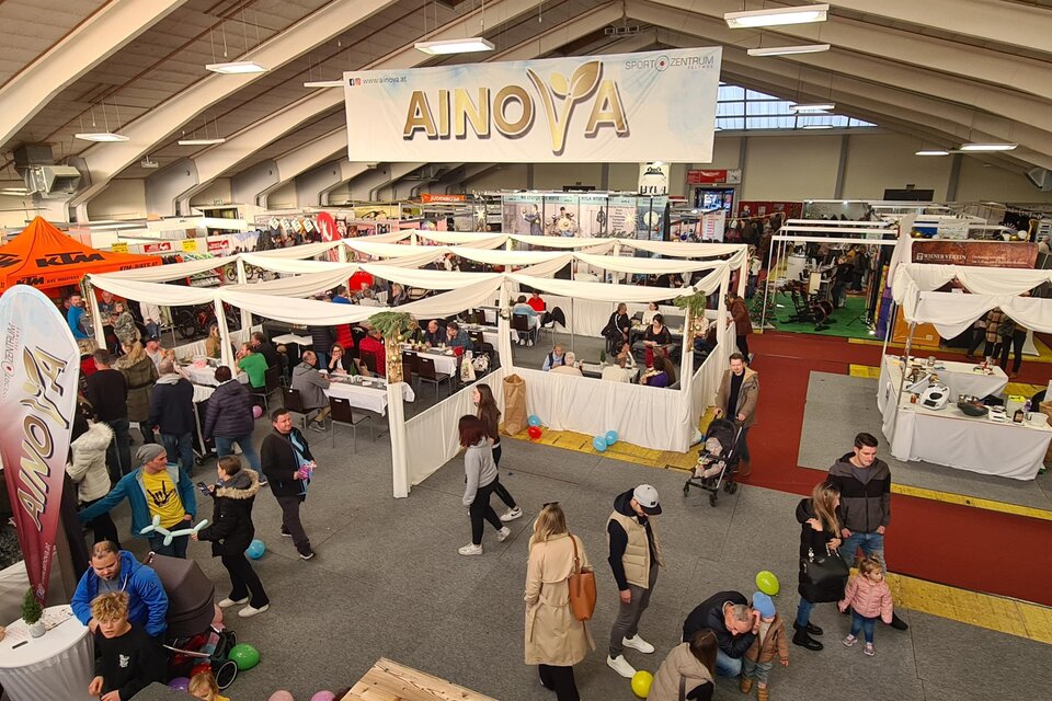 Ein geschäftiger Marktplatz mit zahlreichen Ständen und Menschen. Die Atmosphäre ist lebhaft, und es gibt bunte Dekorationen. | © Sportzentrum Zeltweg