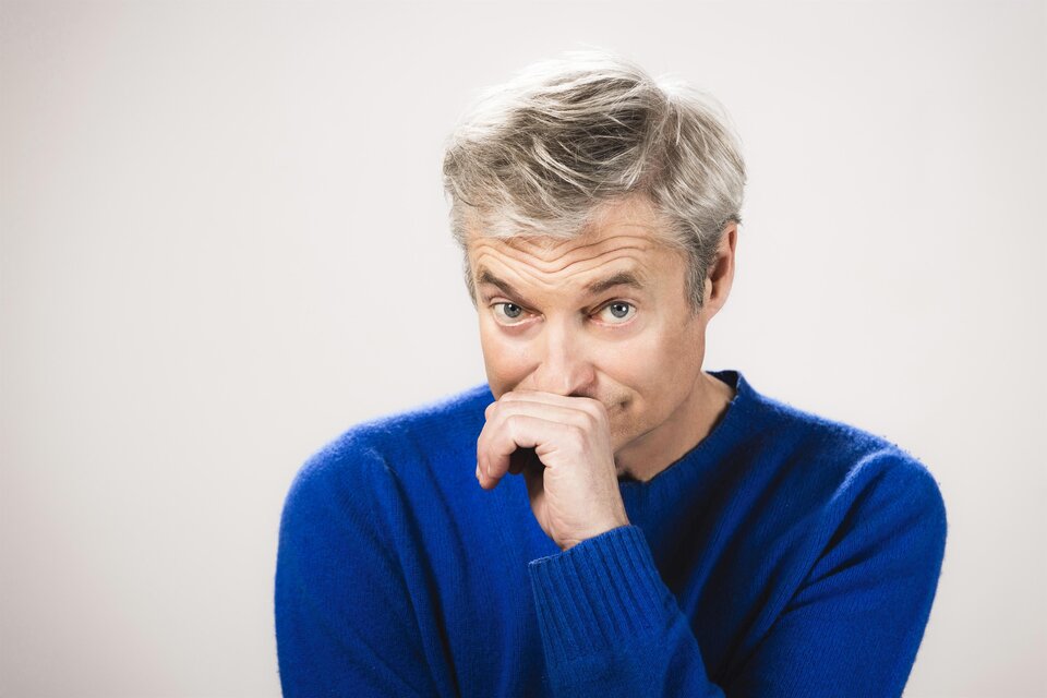 Alfred Dorfer präsentiert sich in überlegender Pose im blitzblauen Pullover. | © Oststeiermark Tourismus