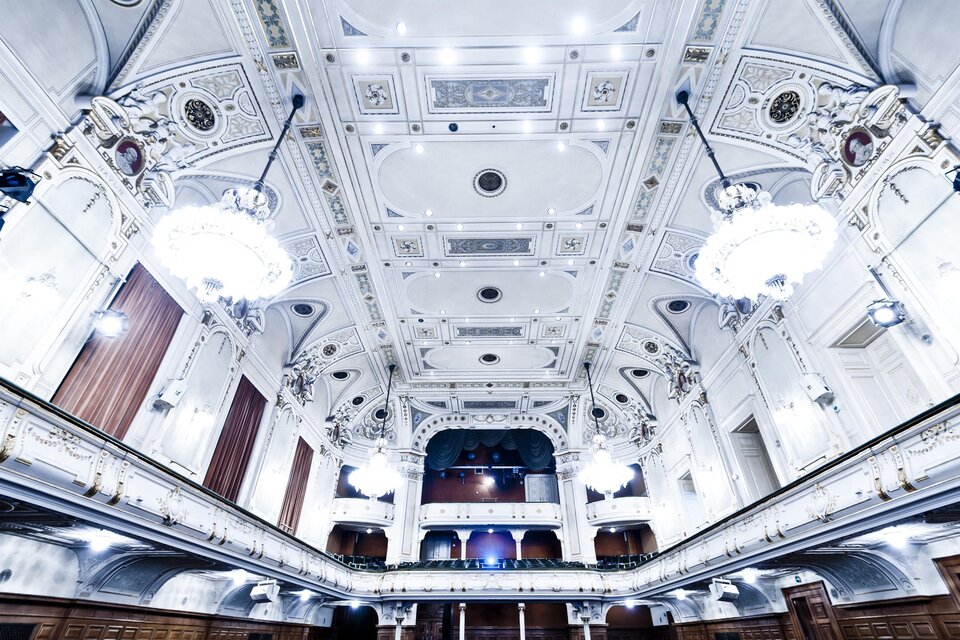 Ein eleganter Saal mit hohen Decken und prunkvollen Kronleuchtern. Die Wände sind geschmackvoll gestaltet und strahlen eine festliche Atmosphäre aus. | © ©MCG, Krug.