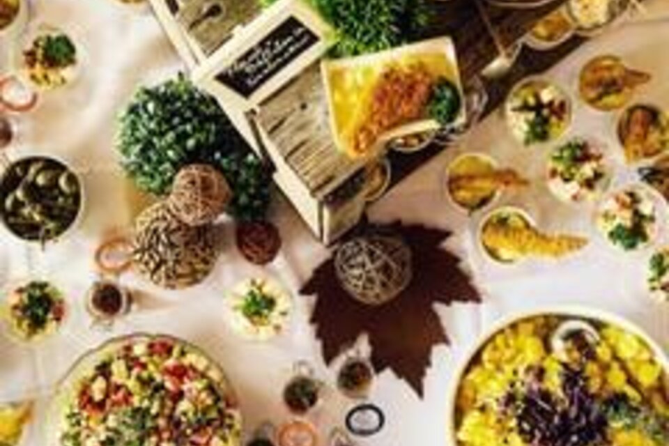 Ein liebevoll angerichtetes Brunchbuffet mit einer vielfältigen Auswahl an herzhaften und süßen Köstlichkeiten. Bunte Salate, warme Speisen und kleine Häppchen laden zum Genießen ein. Die herbstliche Tischdekoration mit Naturmaterialien und grünen Akzenten sorgt für eine gemütliche, einladende Atmosphäre in Bad Waltersdorf. | © By Terler