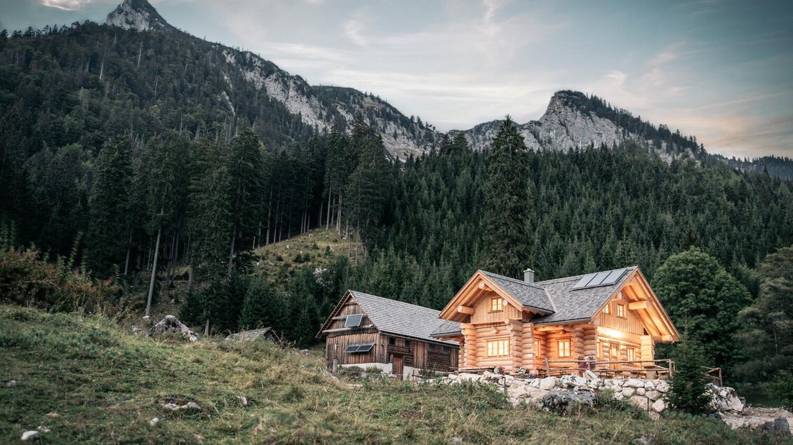 Eine gemütliche Almhütte inmitten einer malerischen Berglandschaft. Umgeben von hohen Bäumen und majestätischen Bergen strahlt sie Ruhe und Gemütlichkeit aus. | © Stefan Leitner