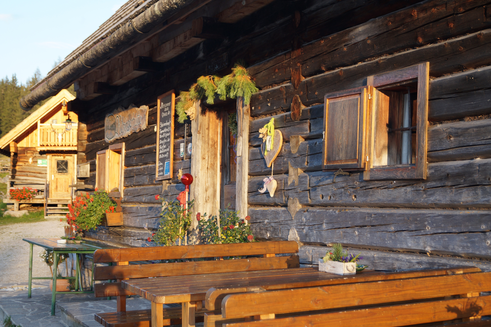 Die traditionelle Ritzingerhütte auf der malerischen Viehbergalm in Bad Mitterndorf. Die Viehbergalm ist zum Teil über 500 Jahre alt und liegt auf einer Höhe 1445 m. | © Ritzingerhütte tvb Bad Mitterndorf