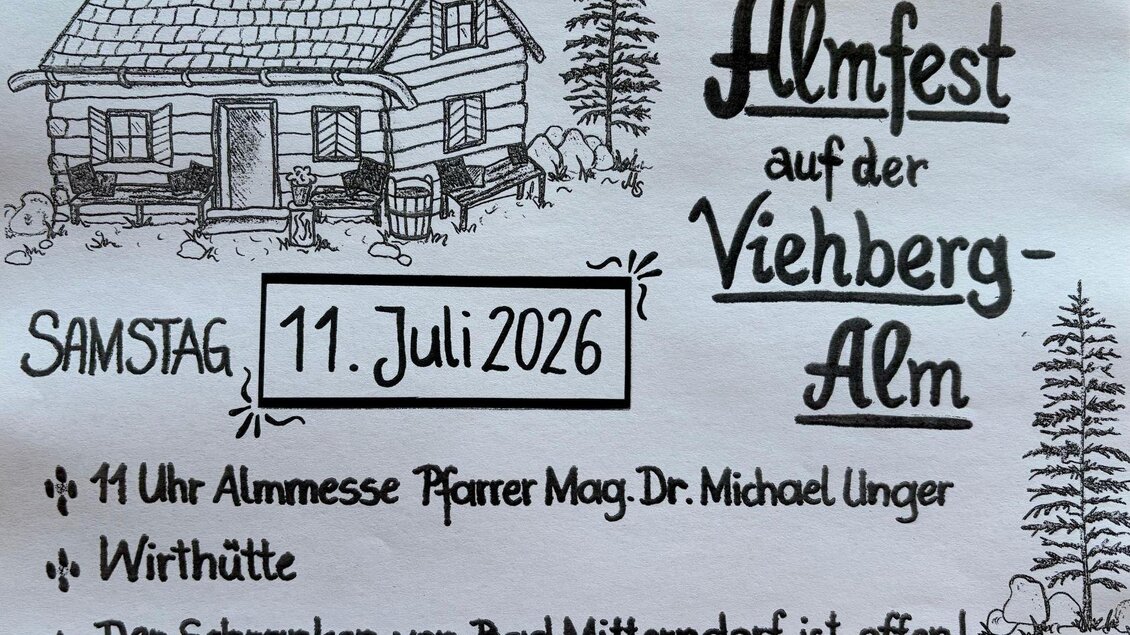 Das gemalte, schwarz-weiße Plakt zeigt eine gemütliche, alte Almhütte. Mit einer handgeschriebenen Schrift wird das Datum: 11. Juli und der Beginn: 11 Uhr mit der Messe von Pfarrer Dr. Unger angekündigt.  | © Ingrid Seiser