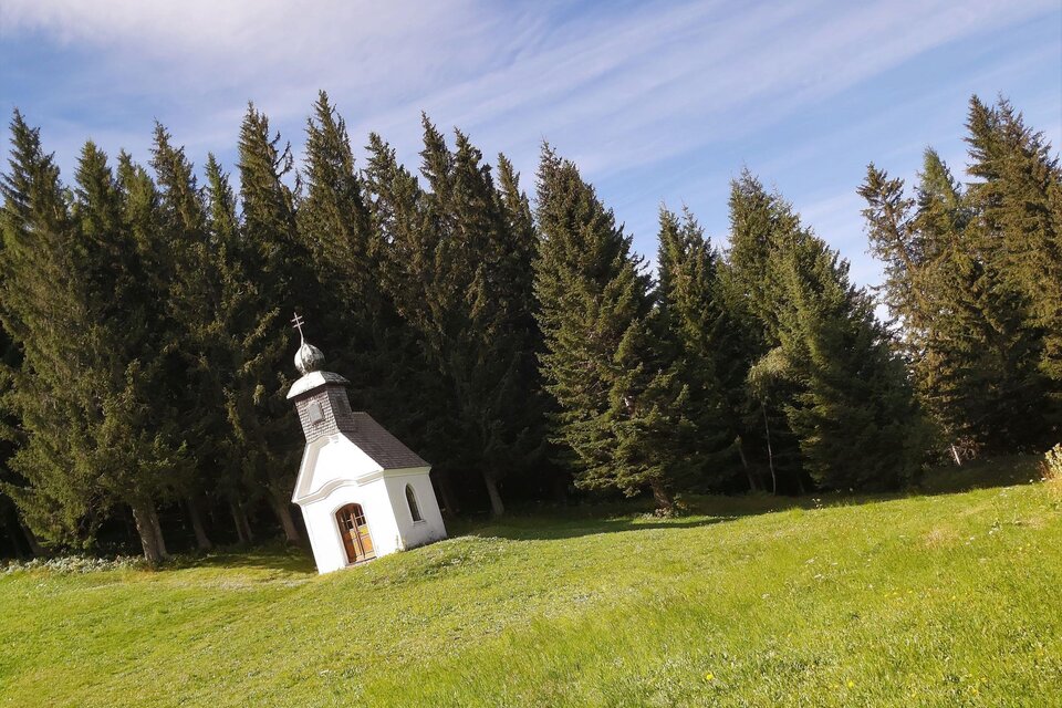 Sommeralmkapelle in grüner Landschaft mit blauem Himmel in der Gemeinde St. Kathrein am Offenegg | © Christine Pollhammer