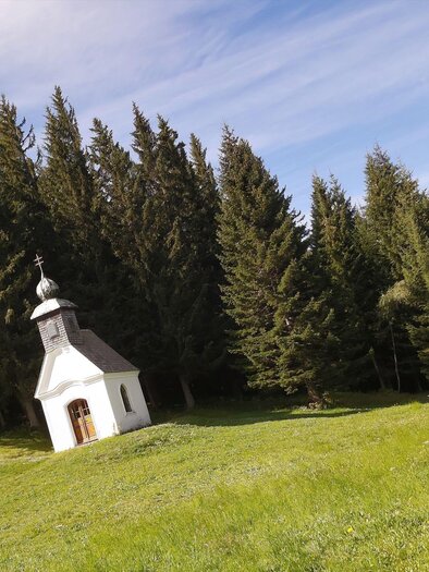Sommeralmkapelle in green landscape with blue sky in the municipality of St. Kathrein am Offenegg | © Christine Pollhammer