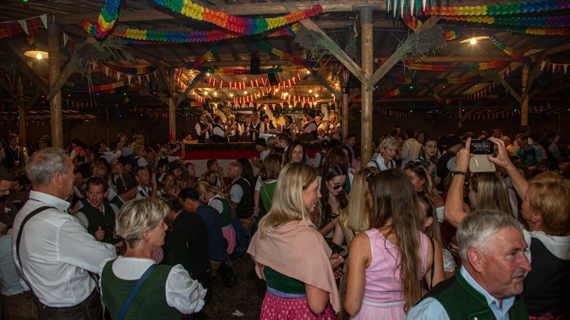 Ein lebhaftes Fest mit vielen Menschen in traditioneller Tracht. Bunte Dekorationen und eine festliche Atmosphäre sind zu sehen. | © Freiwillige Feuerwehr Altaussee