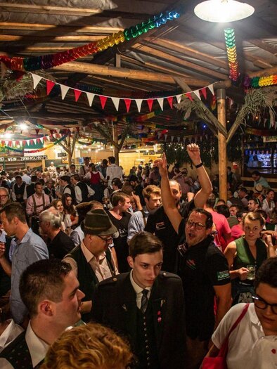 <p>Das lebhafte Bierzelt biem Altausseer Kirtag im festlich dekorierten Zelt. Viele Menschen in traditioneller Kleidung genießen die Atmosphäre und interagieren miteinander.</p> | © Freiwillige Feuerwehr Altaussee