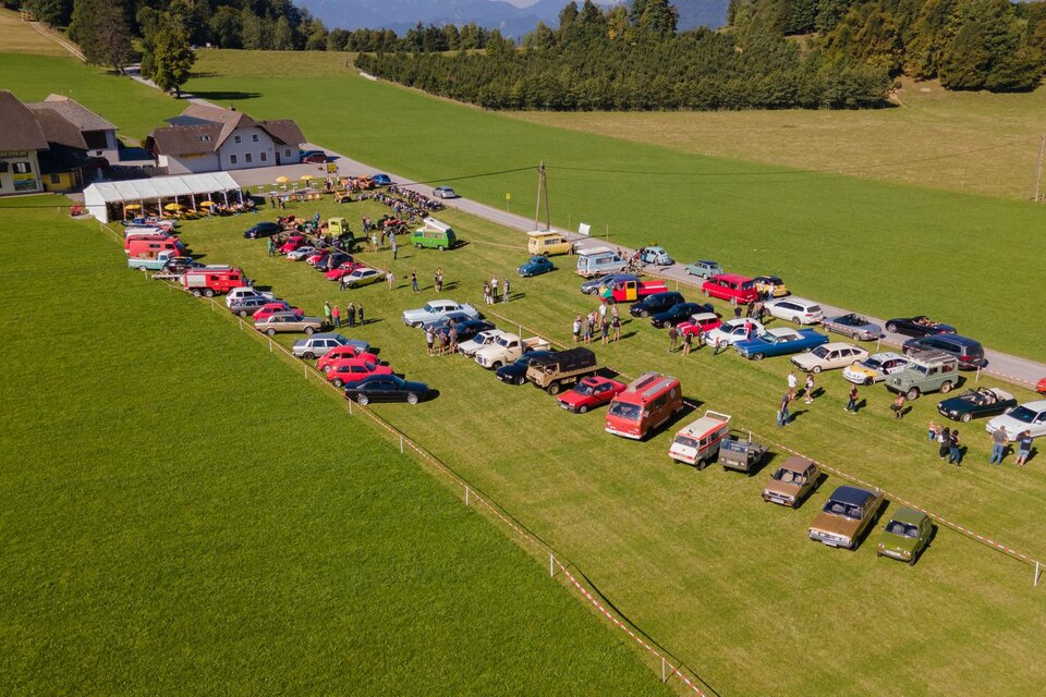 Luftansicht vom Alteisentreffen mit zahlreichen einzigartigen Fahrzeugen auf der Nechnitz in Fladnitz an der Teichalm | © Stuhl-Gang
