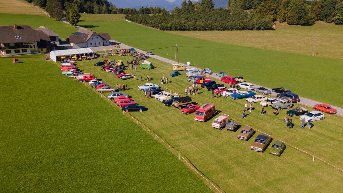 Luftansicht vom Alteisentreffen mit zahlreichen einzigartigen Fahrzeugen auf der Nechnitz in Fladnitz an der Teichalm | © Stuhl-Gang