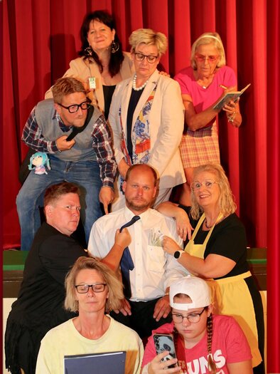 Theatergruppe Deutsch Goritz vor dem roten Vorhang | © Theatergruppe Deutsch Goritz
