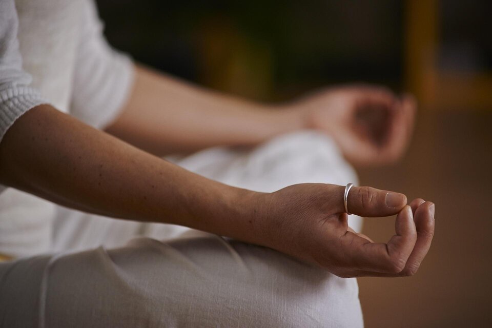 Eine Hand in Meditationshaltung. Der Hintergrund ist verschwommen und stammt aus einer ruhigen Umgebung. | © Pixabay